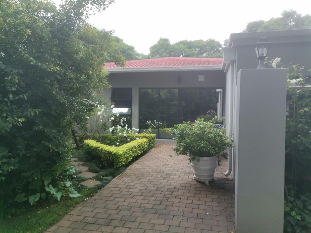 Rosebank Lodge Guesthouse By Claires Johannesburg Luaran gambar